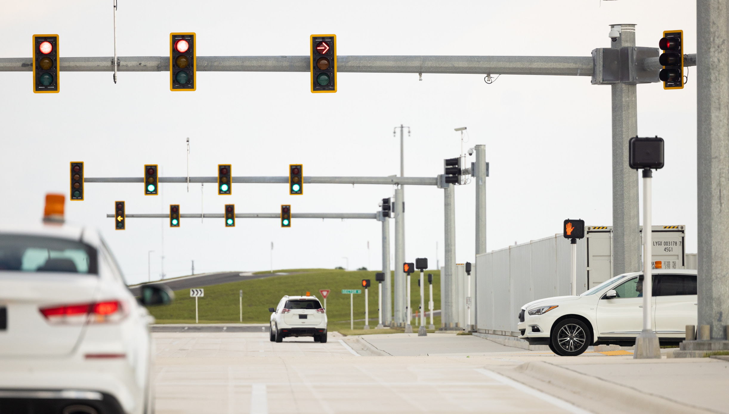The sequential layout of three traffic signals with vehicles driving along the roadways
